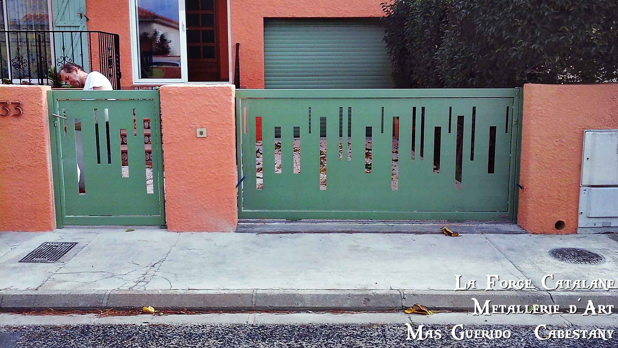 portail coulissant portillon thermolaque moderne decoupe laser vantaux fer La Forge Catalane Cabestany.jpg